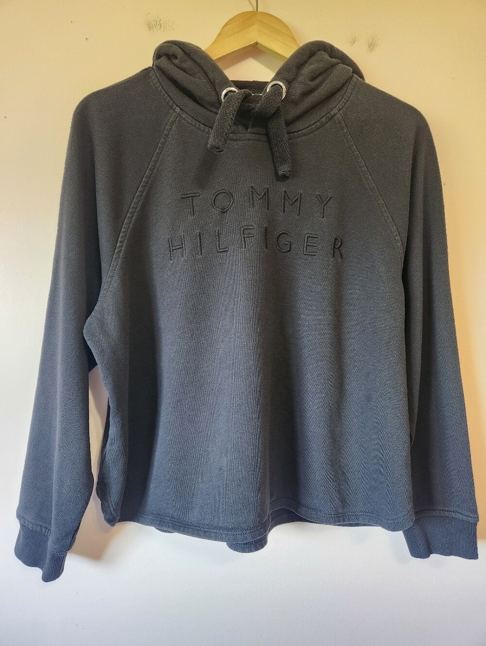 Tommy Hilfiger Black Tonal Embroidered Spellout Pullover Raglan Hoodie Size M